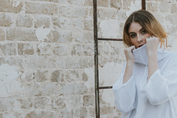 Gauze one size high collar shirt / white