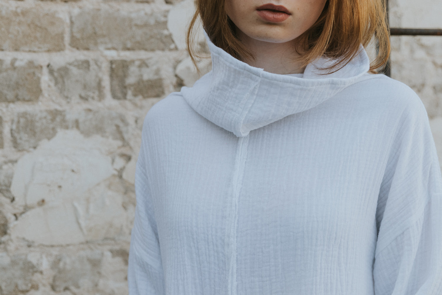 Gauze one size high collar shirt / white